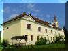 A templomtorony �s az iskola fel�j�t�sa befejez�d�tt