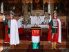 Templomunkban a Szentkorona m�solata �llamalap�t� Szent Istv�n �nnep�n