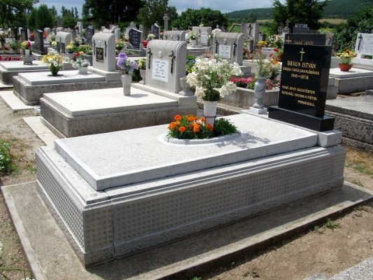 S�reml�ke a hercegk�ti temet�ben
