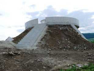 A fels� teraszra felvezet� betonl�pcs� (egyel�re korl�tok n�lk�l)