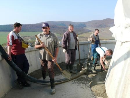 �jabb betonr�teg ker�l a fels� teraszra