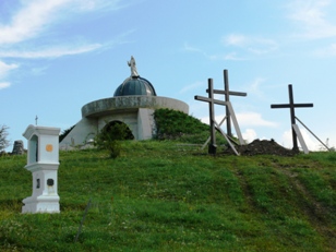 A szobor felker�lt a kupola tetej�re